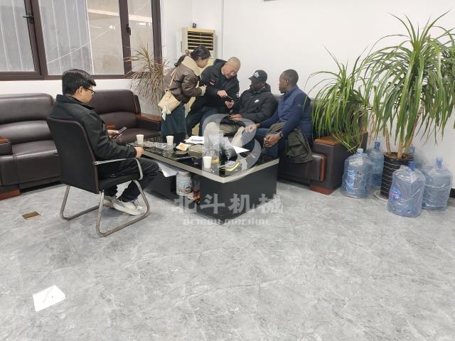 木材削片機(jī)性價(jià)比高,外國客戶聞?dòng)嵡皝砹私?></div>木材削片機(jī)性價(jià)比高,外國客戶聞?dòng)嵡皝砹私?/a></li>
<li><a href=